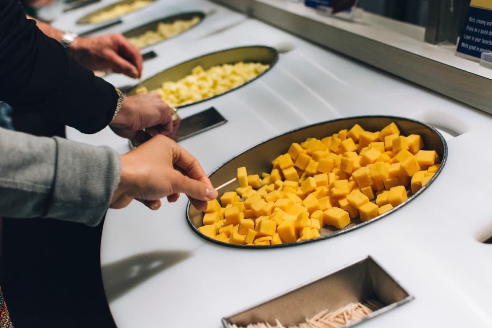 Elaboración de queso sobre mesas de acero en una quesería