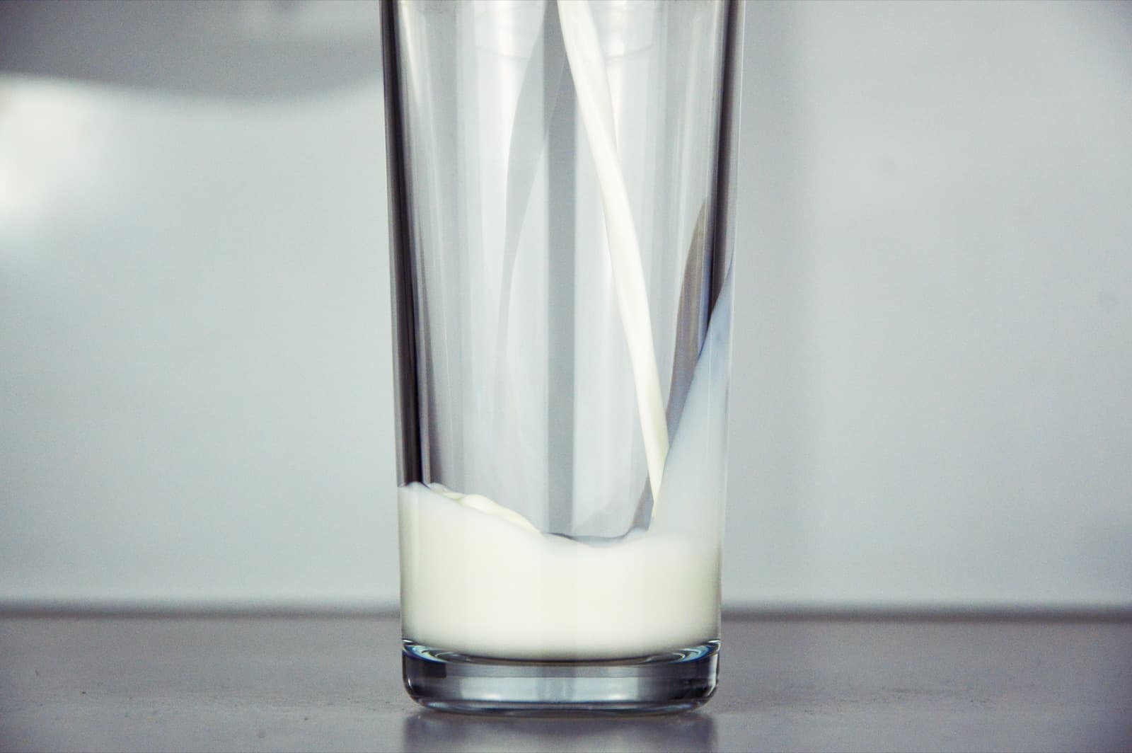 Leche vertida en un vaso